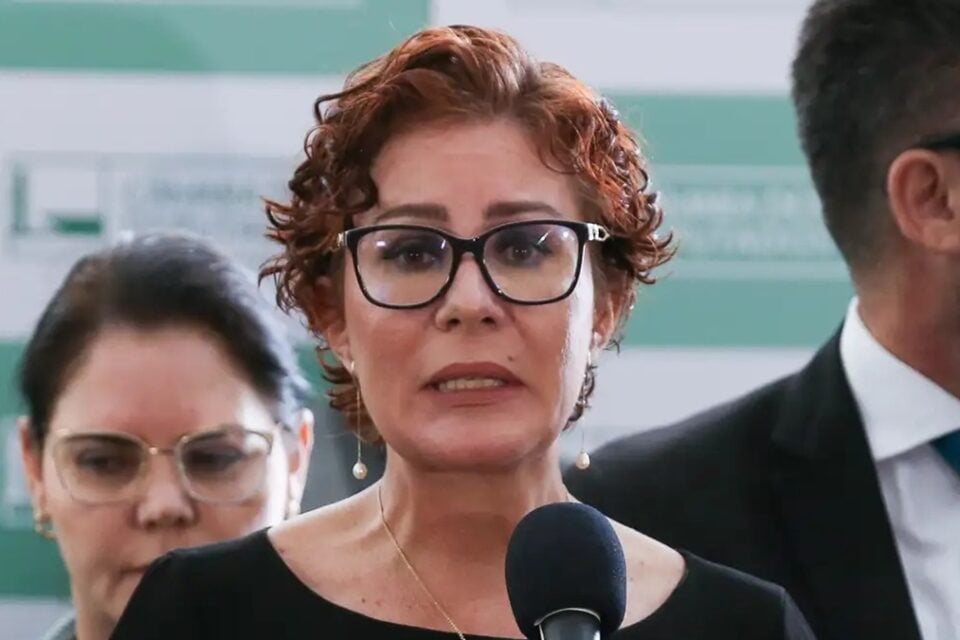 Carla Zambelli apanha na cadeia e defesa consegue transferência de cela Ex-deputada federal teria sido agredida ao menos três vezes