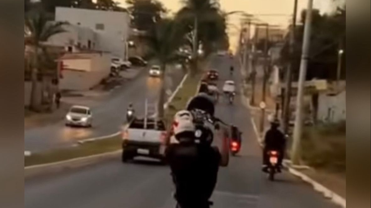 Jovem foi preso após dar um 'grau' de moto (Foto: Reprodução)
