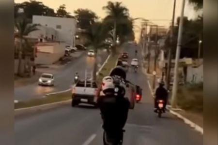 Jovem foi preso após dar um 'grau' de moto (Foto: Reprodução)
