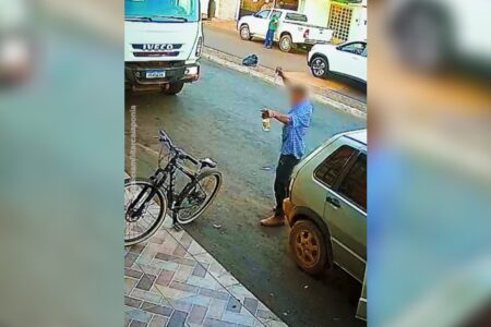 Homem ameaça criança e moradores com faca no meio da rua, em Caiapônia