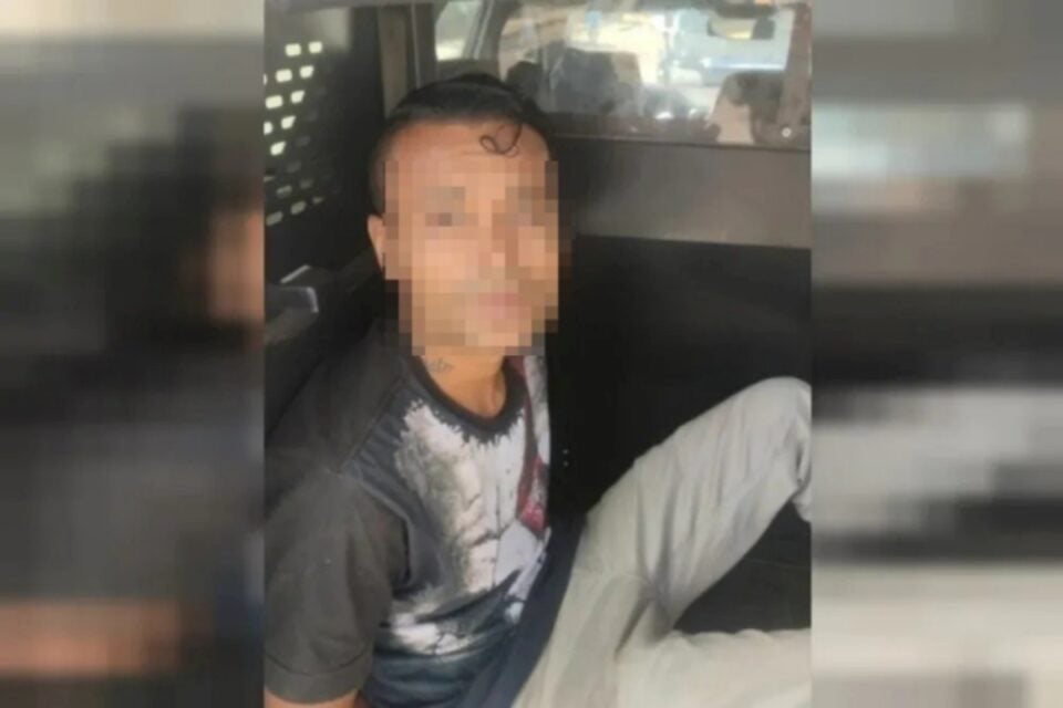 Imagem do suspeito sendo preso