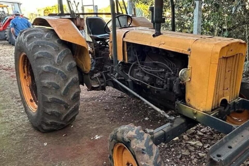 Veículo agrícola foi localizado em uma loja de revenda de máquinas Polícia recupera trator furtado de fazenda em Jataí