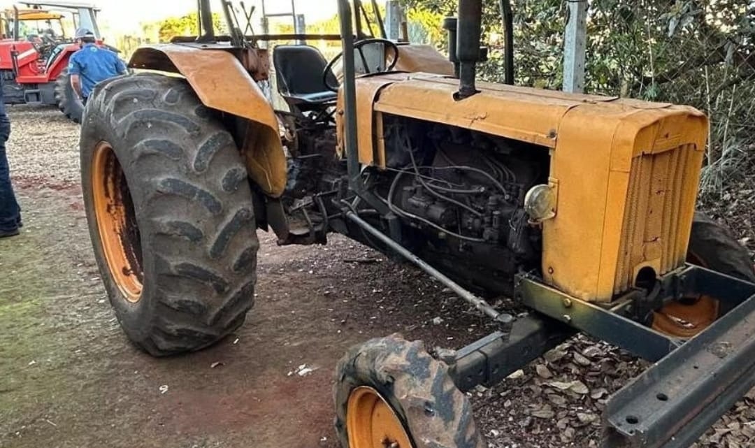 Veículo agrícola foi localizado em uma loja de revenda de máquinas Polícia recupera trator furtado de fazenda em Jataí