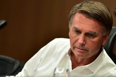 Bolsonaro se diz perseguido, vê 'suprema humilhação' e nega plano para fugir do Brasil Ex-presidente acusação de liderar uma trama golpista