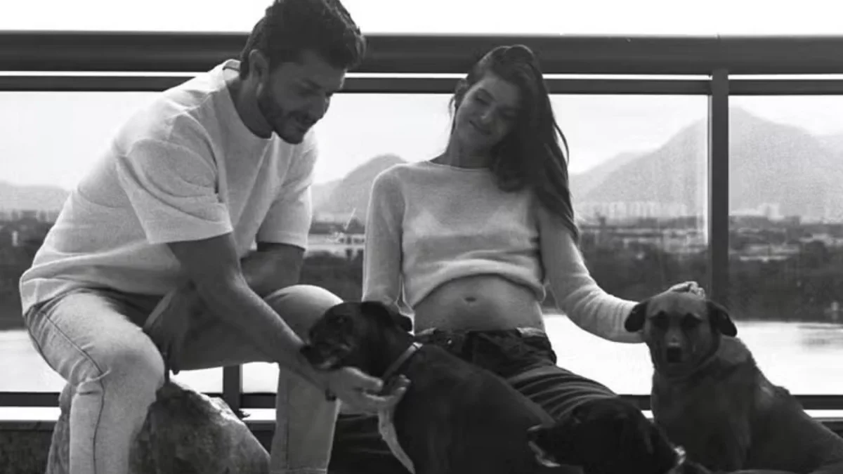 Camila Queiroz e Klebber Toledo anunciam que estão esperando o primeiro filho