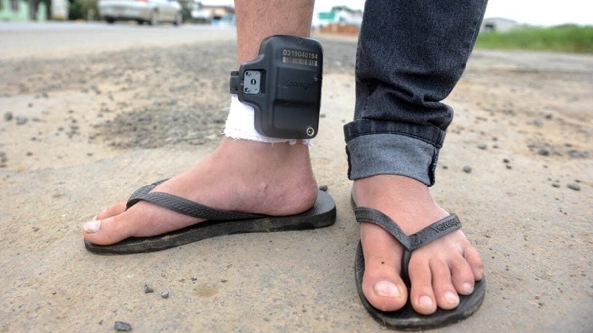 Tornozeleira eletrônica: pode entrar na água? Como funciona? Veja curiosidades Polícia Federal cumprir mandados contra Bolsonaro
