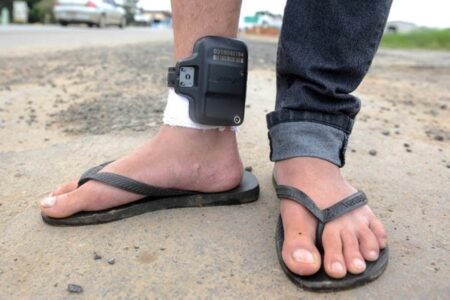 Tornozeleira eletrônica: pode entrar na água? Como funciona? Veja curiosidades Polícia Federal cumprir mandados contra Bolsonaro