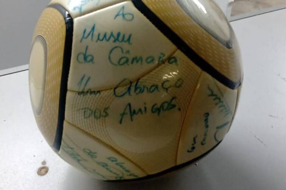 STF condena a 17 anos de prisão homem que levou bola assinada por Neymar no 8 de Janeiro Réu por crimes contra o Estado de Direito