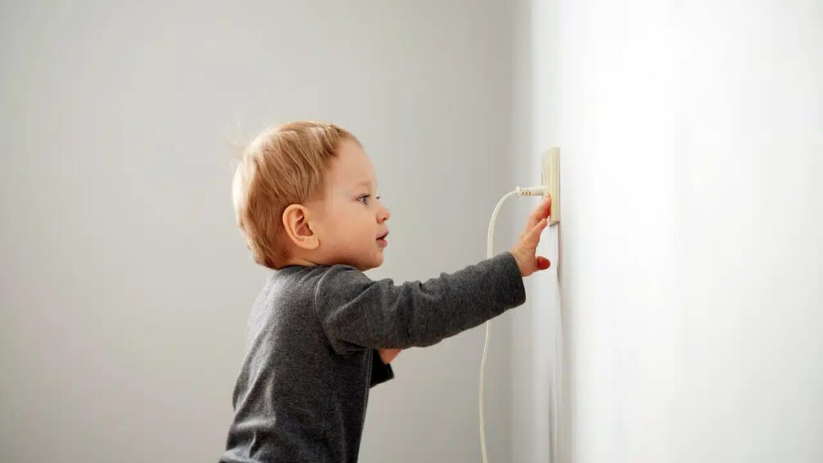 Como prevenir acidentes domésticos com crianças durante as férias Hospital Estadual da Criança e do Adolescente reforça o alerta aos pais