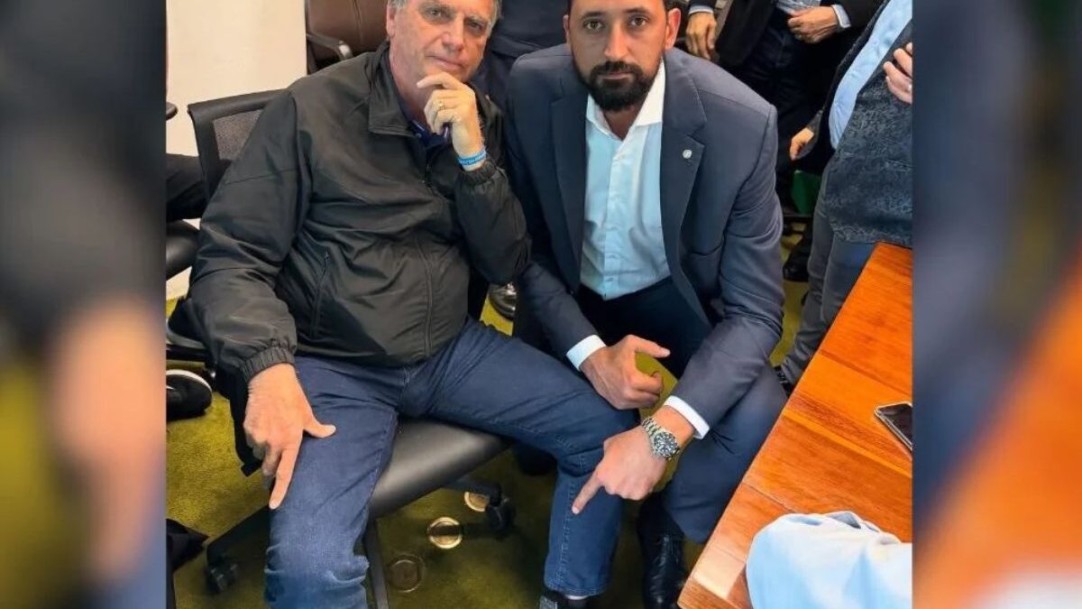 Bolsonaro com tornozeleira (Foto: instagram/Mauriciodovolei)