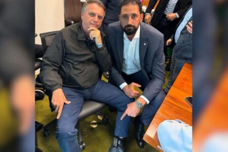 Bolsonaro com tornozeleira (Foto: instagram/Mauriciodovolei)