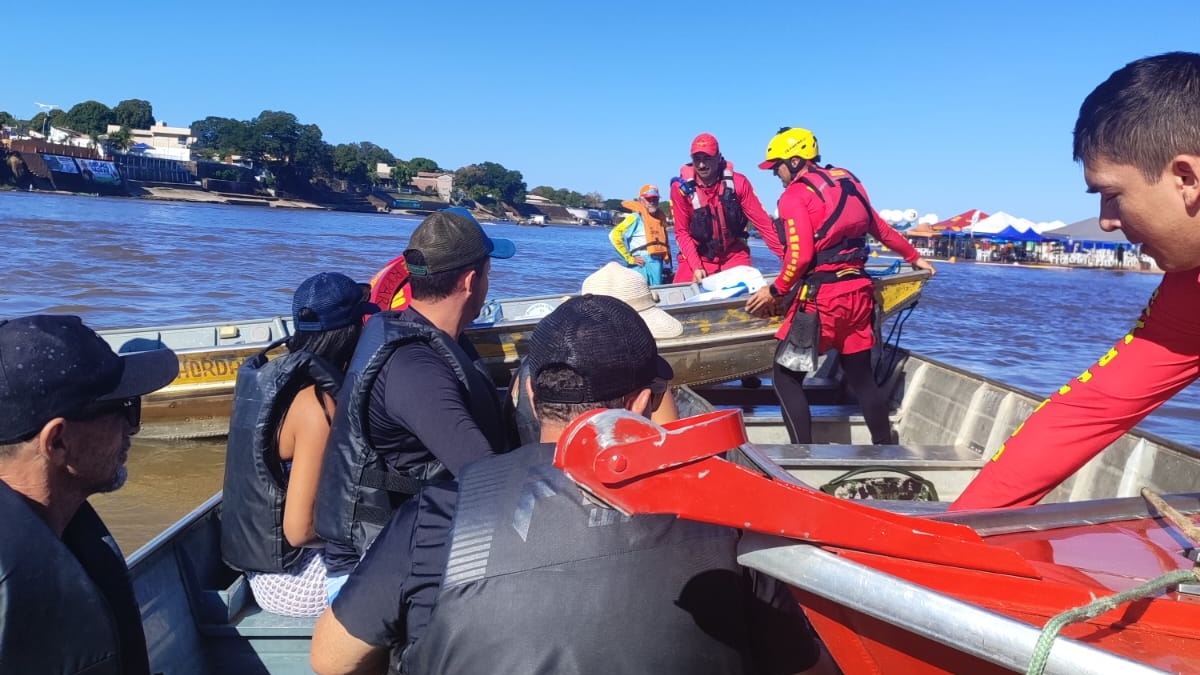 Embarcações colidem no Rio Araguaia, em Aruanã