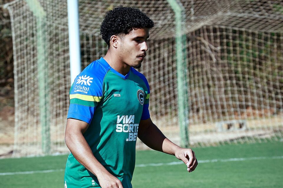 Pedrinho retorna de suspensão na equipe do Goiás