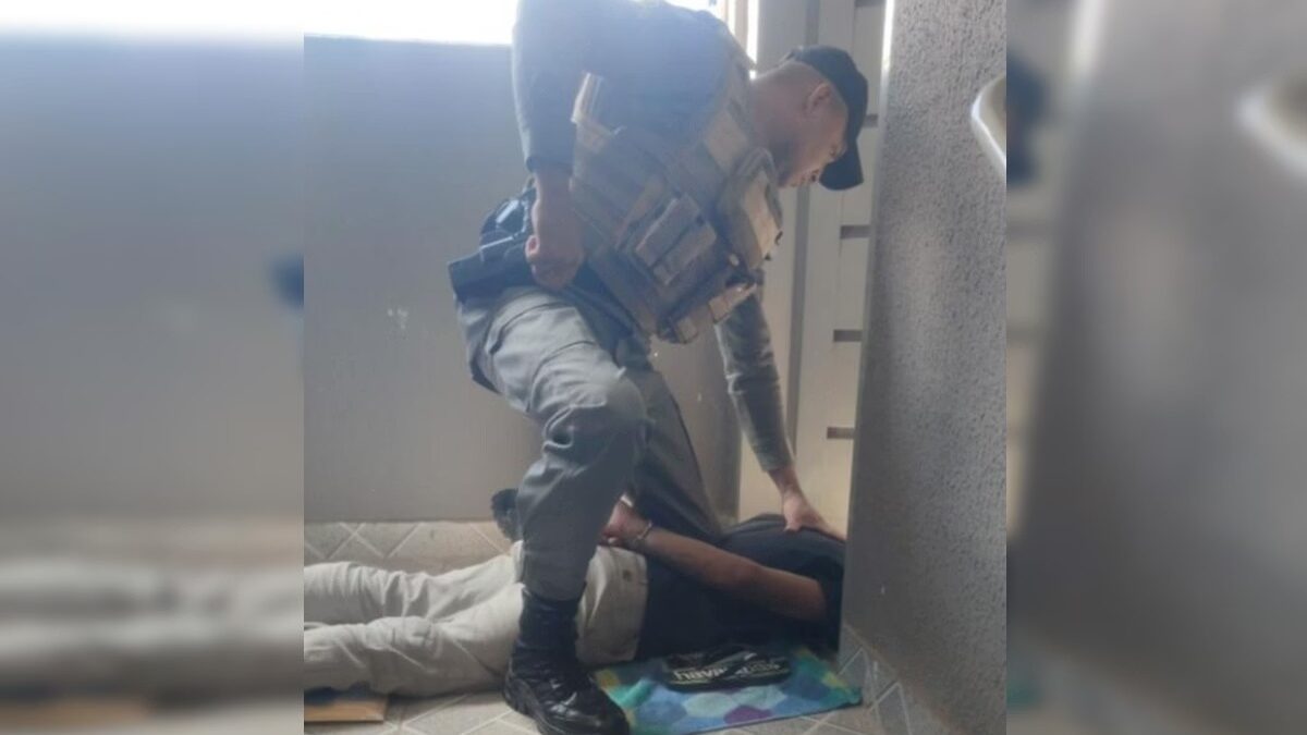 Imagem do homem sendo contido