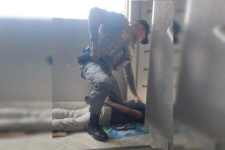 Imagem do homem sendo contido