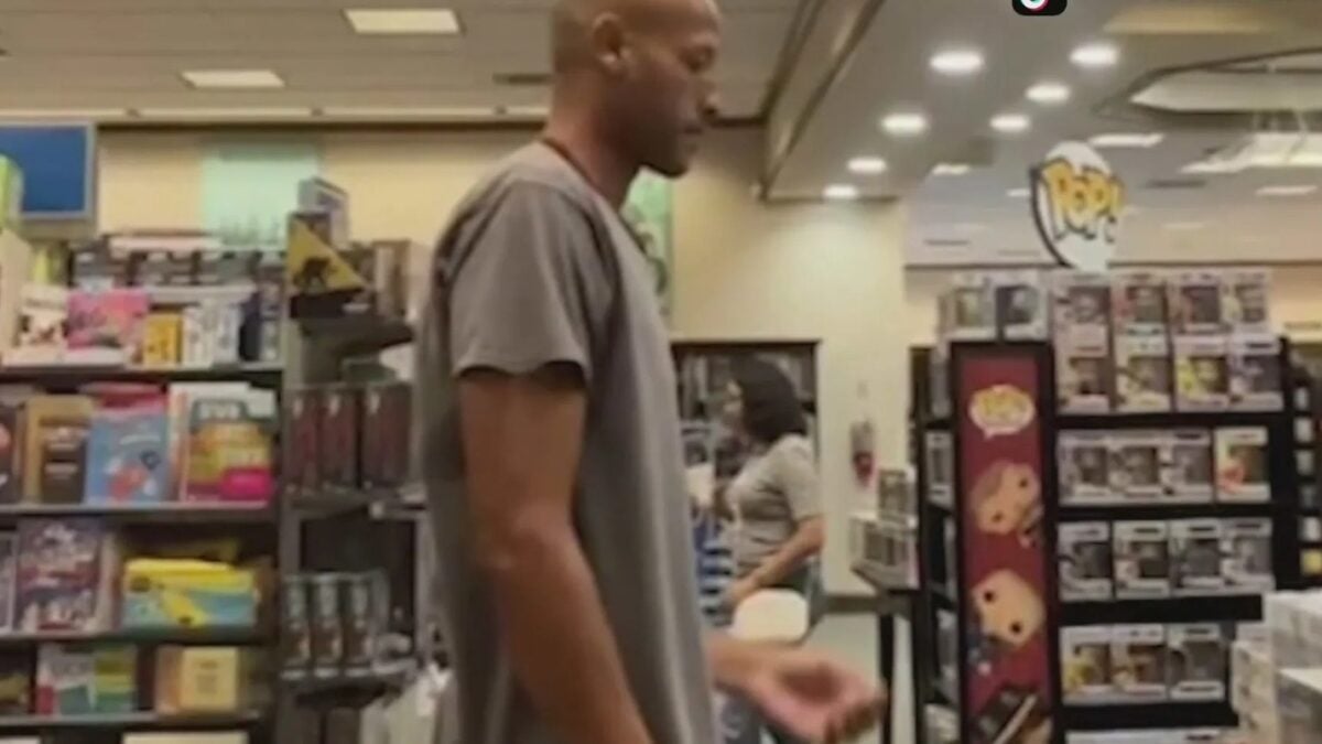 Famoso cheirador de nádegas é preso novamente pelo mesmo crime Homem foi flagrado por câmeras de segurança vídeo