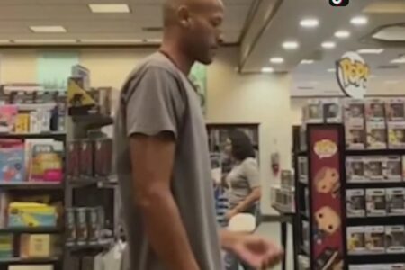 Famoso cheirador de nádegas é preso novamente pelo mesmo crime Homem foi flagrado por câmeras de segurança vídeo