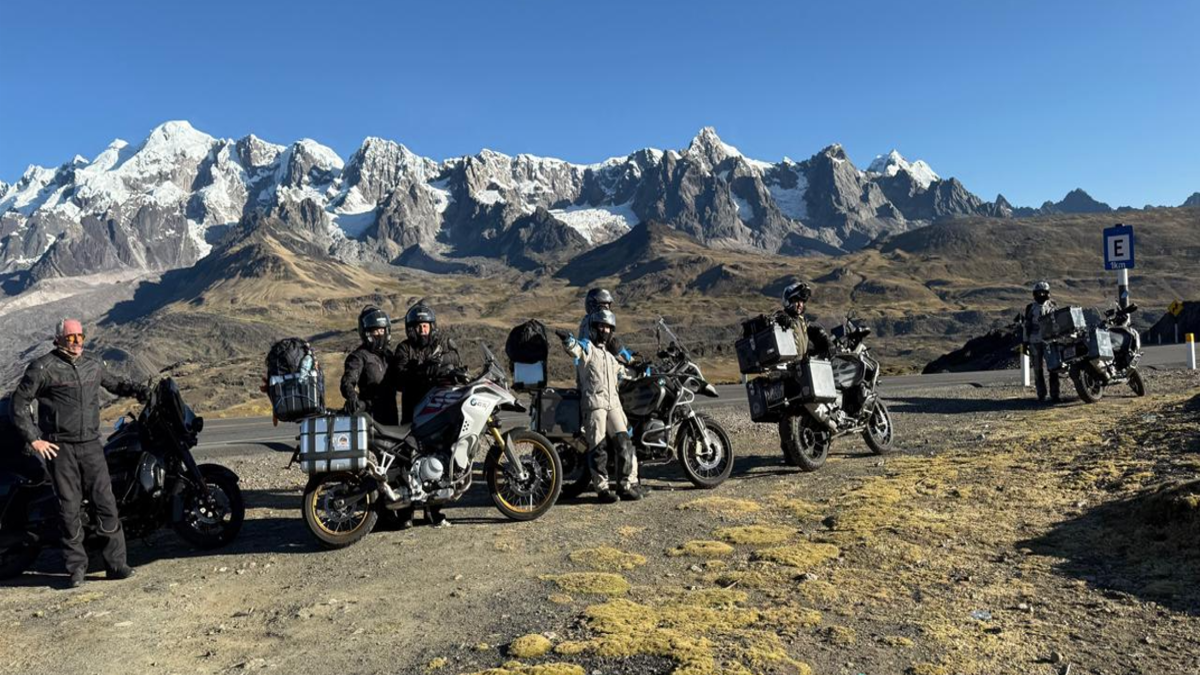 Amigos viajam pelo mundo de moto (Foto: Reprodução)
