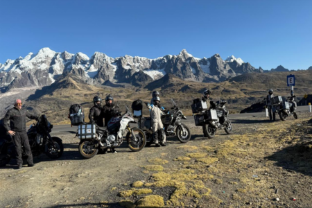 Amigos viajam pelo mundo de moto (Foto: Reprodução)