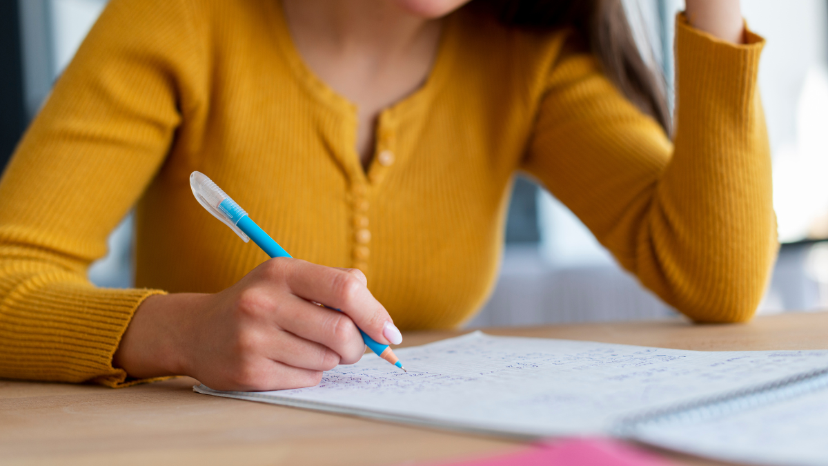 Imagem de uma mulher realizando uma prova