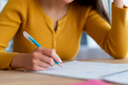 Imagem de uma mulher realizando uma prova
