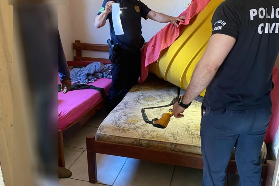 Imagem da arma encontrada entre os colchões