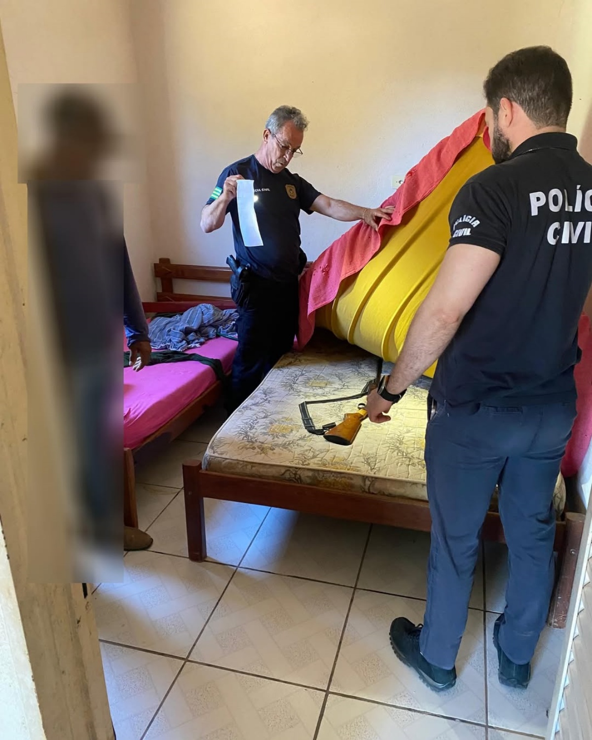 Imagem da arma encontrada entre os colchões