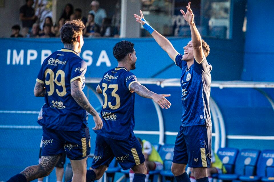 Jogadores da Aparecidense na disputa da Série D