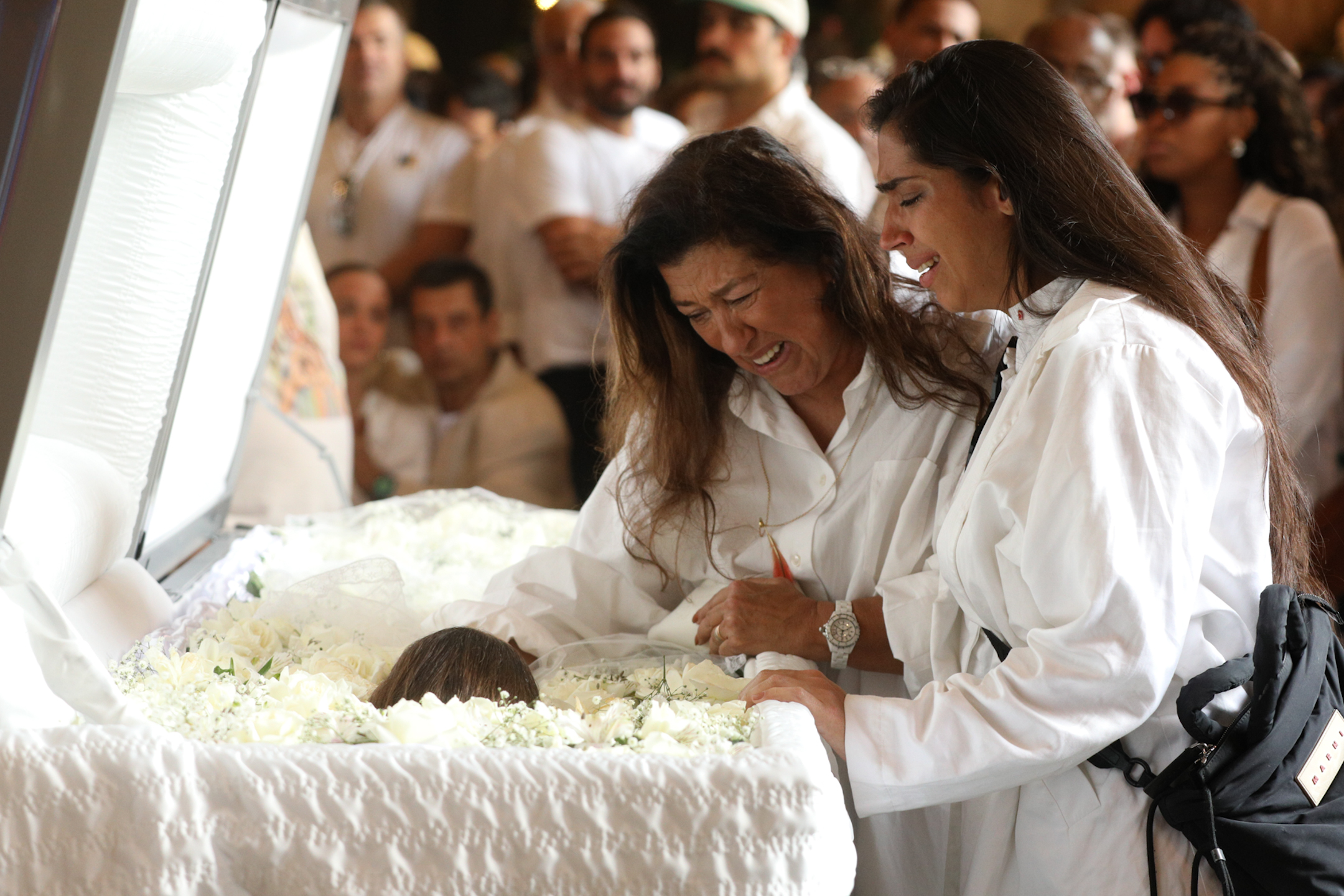 Regina Casé comparece emocionada ao velório de Preta Gil no Rio de Janeiro