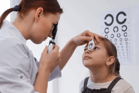 Imagem de uma criança durante atendimento da oftamologista