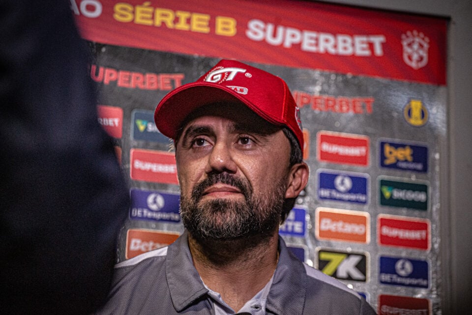 Luizinho Lopes valoriza bom momento da equipe, mas presa por consistência