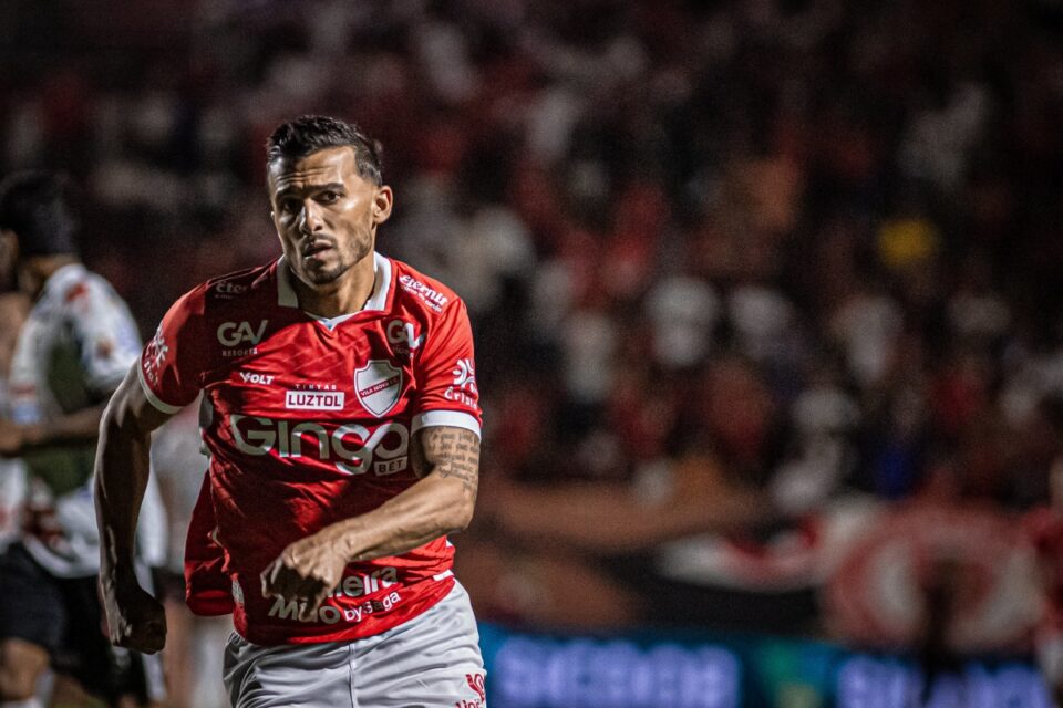 Guilherme Parede em partida pelo Vila Nova