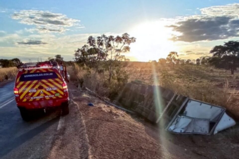 Imagem do caminhão capotado
