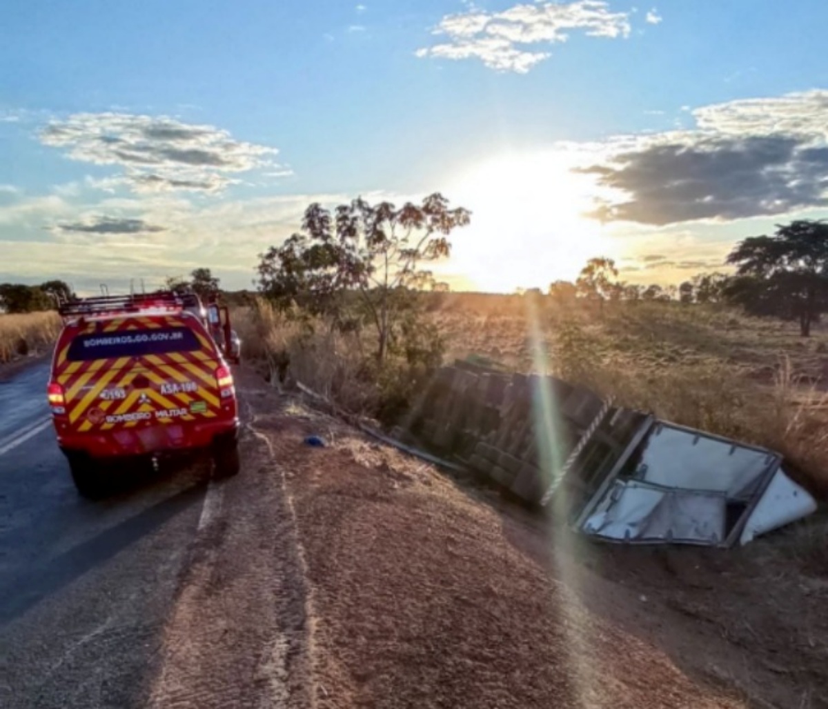 Imagem do caminhão capotado