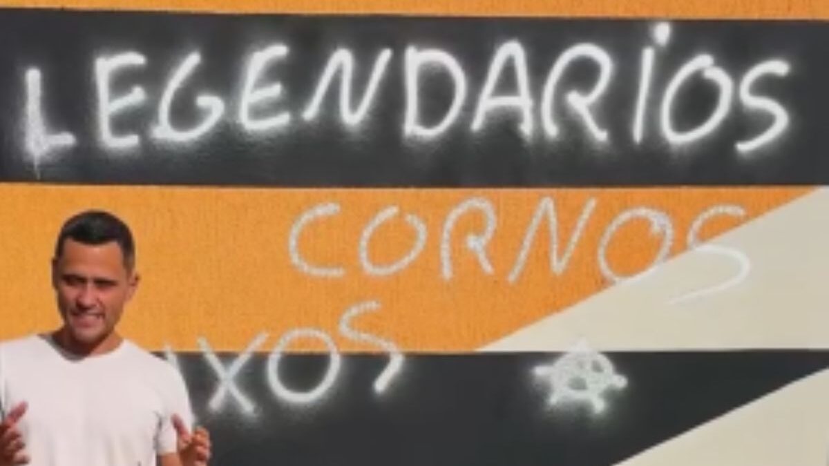 'Legendários cornos': prédio da prefeitura amanhece pichado no interior de Minas (Foto: Reprodução)