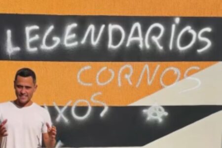 'Legendários cornos': prédio da prefeitura amanhece pichado no interior de Minas (Foto: Reprodução)