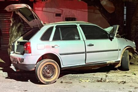Motorista morre ao bater em árvore enquanto fugia de blitz em Anápolis Acidente ocorreu na Vila Operária em Anápolis