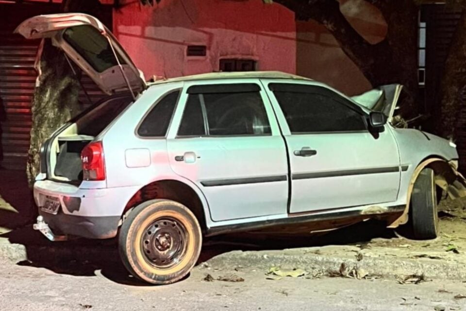 Motorista morre ao bater em árvore enquanto fugia de blitz em Anápolis Acidente ocorreu na Vila Operária em Anápolis