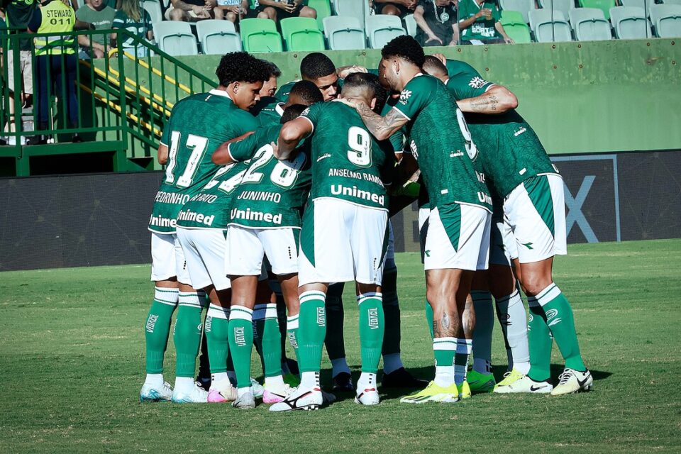Jogadores do Goiás durante partida da Série B