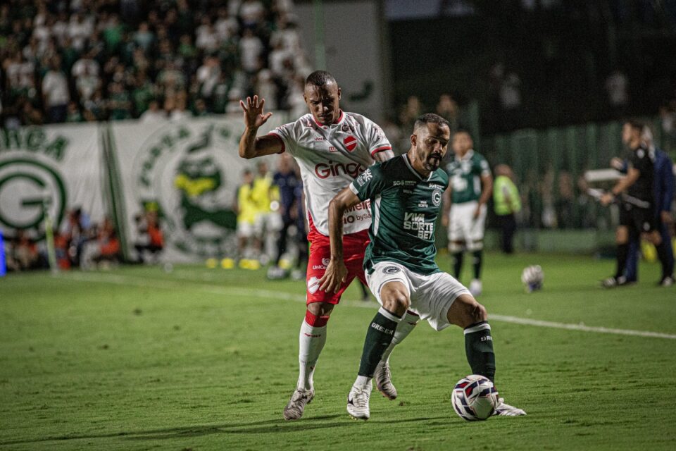 Jogo entre Goiás e Vila Nova na Série B