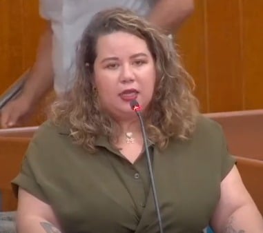 Imagem de uma das mães falando sobre o caso 