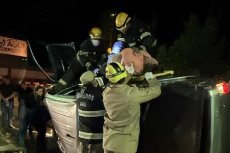 Ocupantes de caminhonete ficam presos às ferragens após acidente com carro, em Jataí