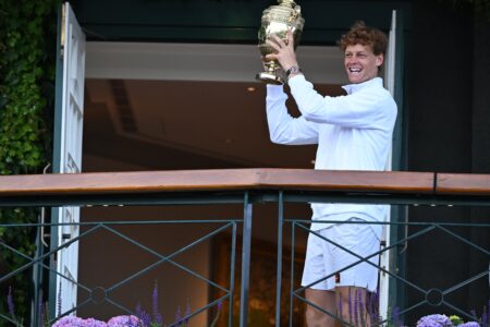 Sinner com taça de Wimbledon