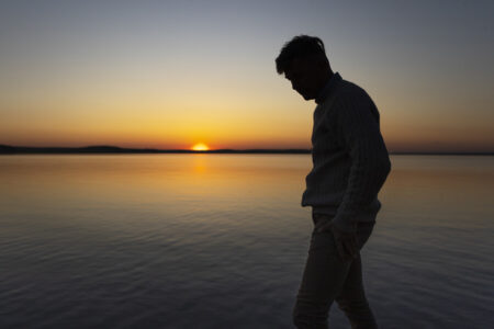 Solidão está ligada a 871 mil mortes por ano, diz OMS Taxas são maiores entre adolescentes e indivíduos de baixa renda, revela novo relatório