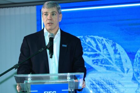 Pode sofrer quem exporta e também quem vende ao mercado interno, diz Fieg sobre tarifaço