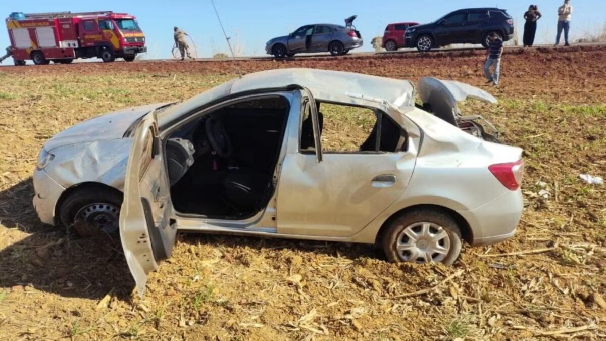Motorista cochila, carro capota e grávida morre a caminho de velório na GO-174, em Goiás 1 Imagem do carro após o acidente