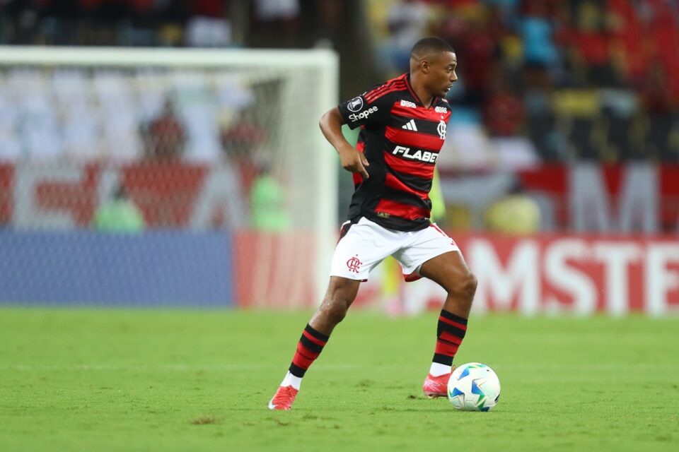 De la Cruz em partida pelo Flamengo
