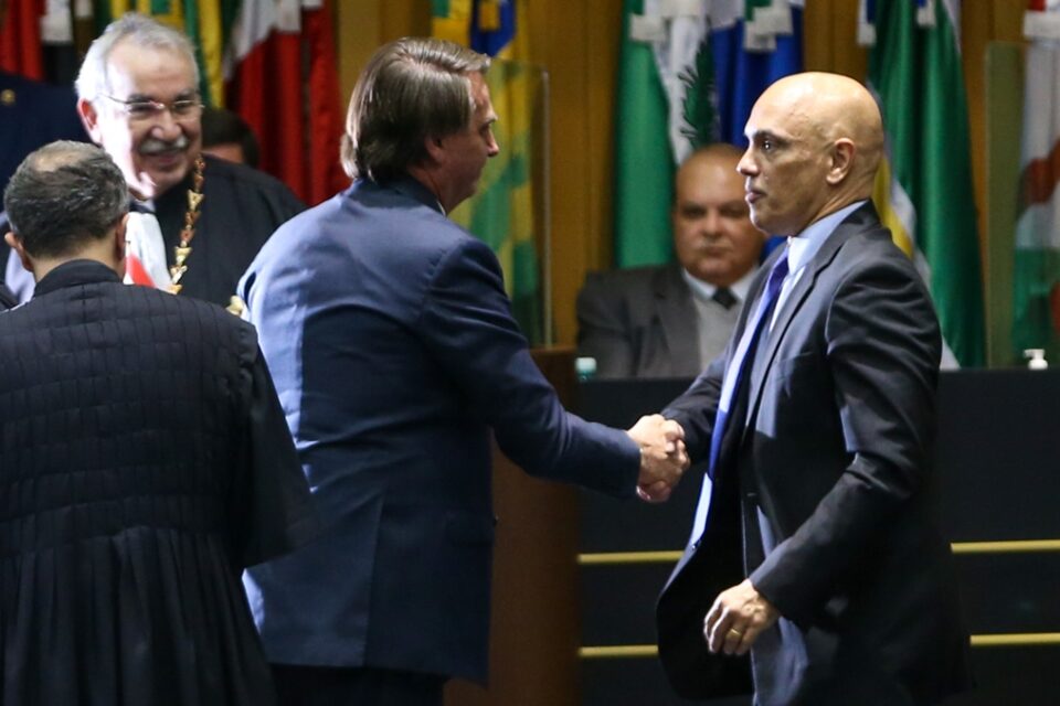Moraes amplia restrições e Bolsonaro pode ser preso se entrevistas forem para as redes sociais