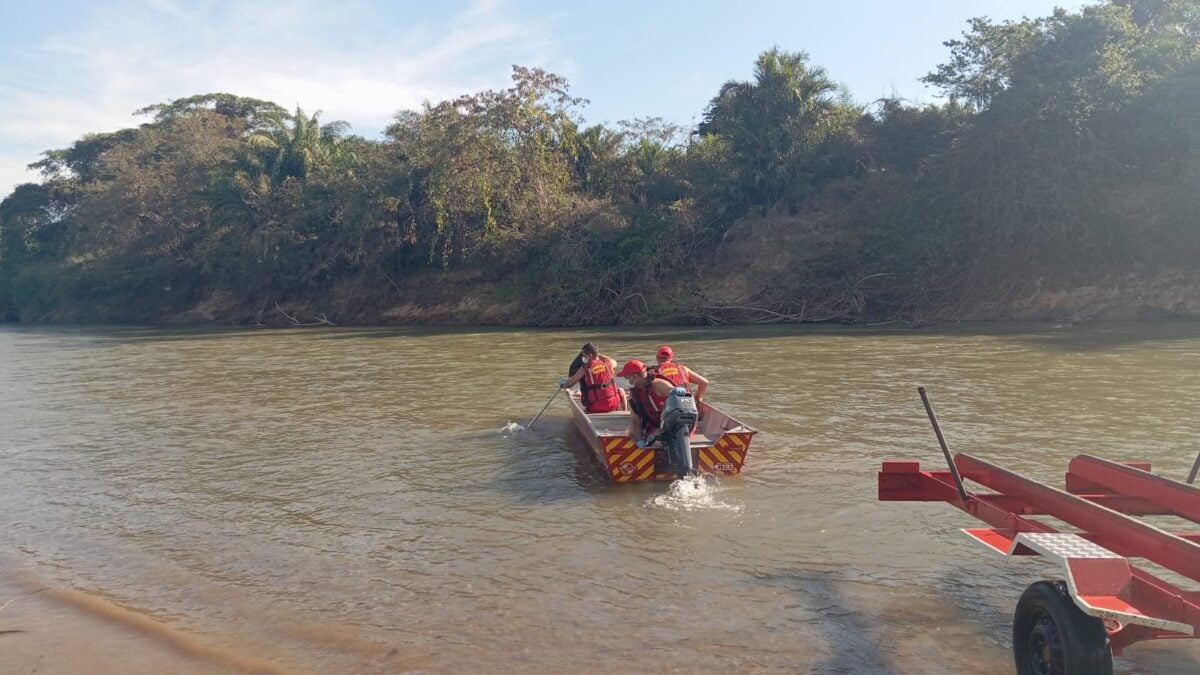 Imagem dos bombeiros resgatando o corpo do homem