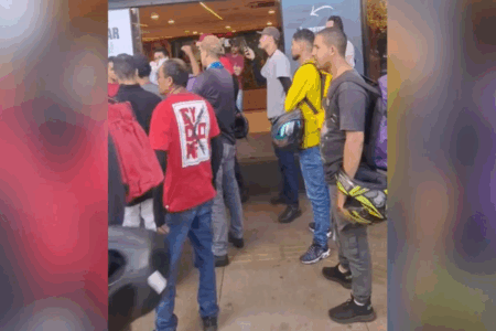 Entregadores realizam manifestação em shopping após agressão (Foto: Reprodução)